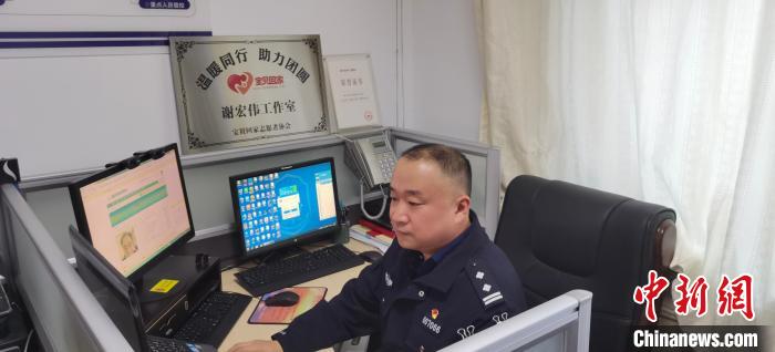 圖為工作中的謝宏偉?！≈R詩雨 攝