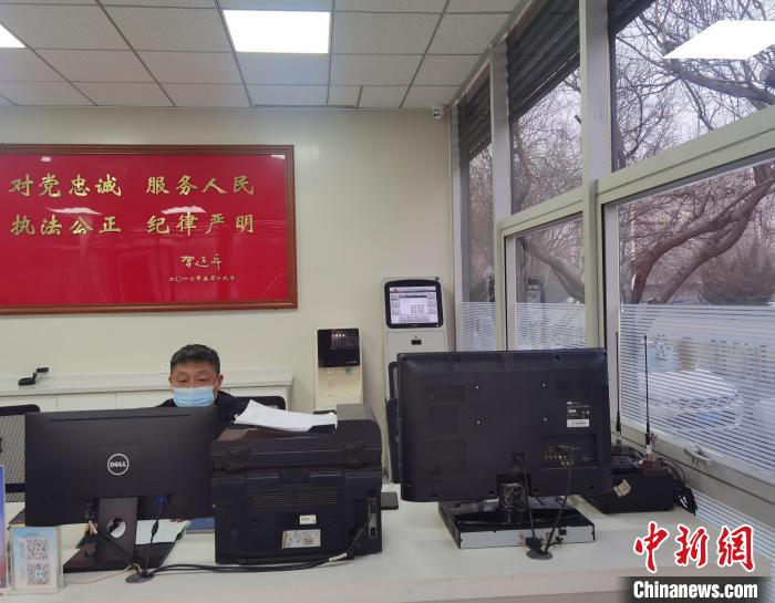 圖為唐為民在警務(wù)站內(nèi)工作。　李洋 攝