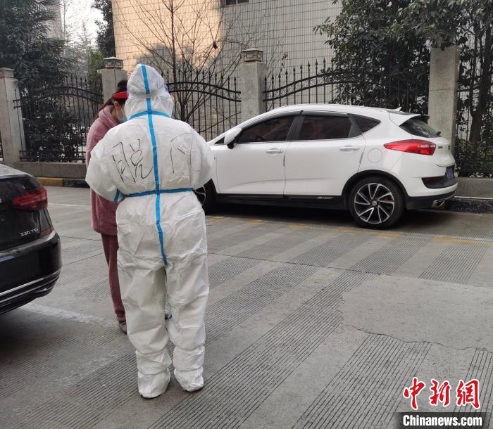 圖為脫凡在小區(qū)進(jìn)行志愿服務(wù)。　受訪者供圖