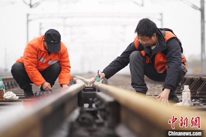 圖為探傷工使用鋼軌探傷儀對(duì)道岔進(jìn)行檢測(cè)?！↑S鐘濱 攝