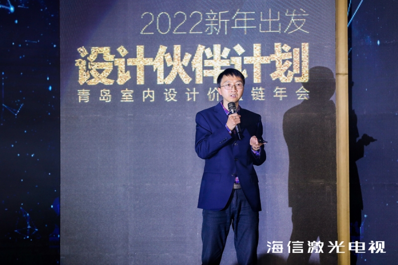 男人和女人站在標(biāo)志前
中度可信度描述已自動(dòng)生成