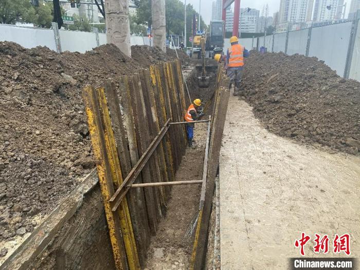 安徽省六安市政管網(wǎng)修復(fù)及小區(qū)雨污分流整治項(xiàng)目施工現(xiàn)場(chǎng)?！》饺?攝