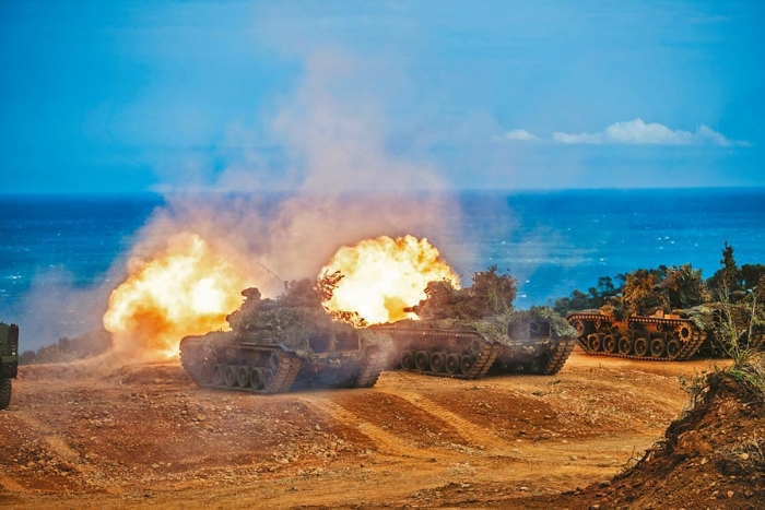 漢光兵棋推演今天登場，一連5天4夜不間斷，圖為漢光36號演習(xí)CM11戰(zhàn)車對海上目標(biāo)射擊。（軍聞社）