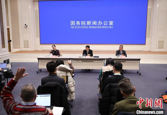 1月21日，中國國務(wù)院新聞辦公室在北京舉行當(dāng)前經(jīng)濟(jì)形勢(shì)吹風(fēng)會(huì)，與會(huì)財(cái)經(jīng)專家指出，中國穩(wěn)增長(zhǎng)有能力、有意愿、有空間，且能夠有效應(yīng)對(duì)外部風(fēng)險(xiǎn)。 <a target='_blank' href='/'>中新社</a>記者 趙雋 攝