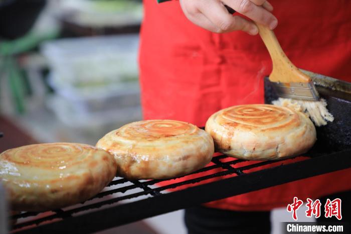 “火燒”師傅為“火燒”抹油。　鄧小強 攝