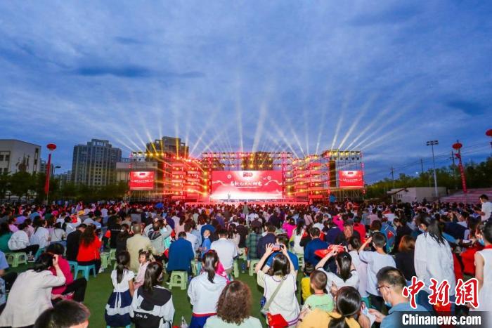 圖為蘭州高新區(qū)在轄區(qū)定遠(yuǎn)鎮(zhèn)舉行以“高新兒女心向黨”為主題的文藝晚會。(資料圖) 蘭州高新區(qū)供圖