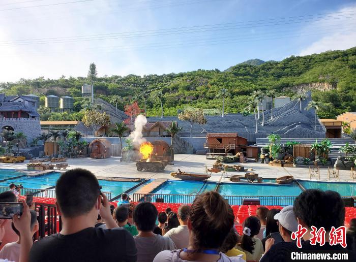 三亞紅色娘子軍演藝公園2021年“加法”上新——《瓊州阻擊戰(zhàn)》開(kāi)演?！⊥鯐员?攝