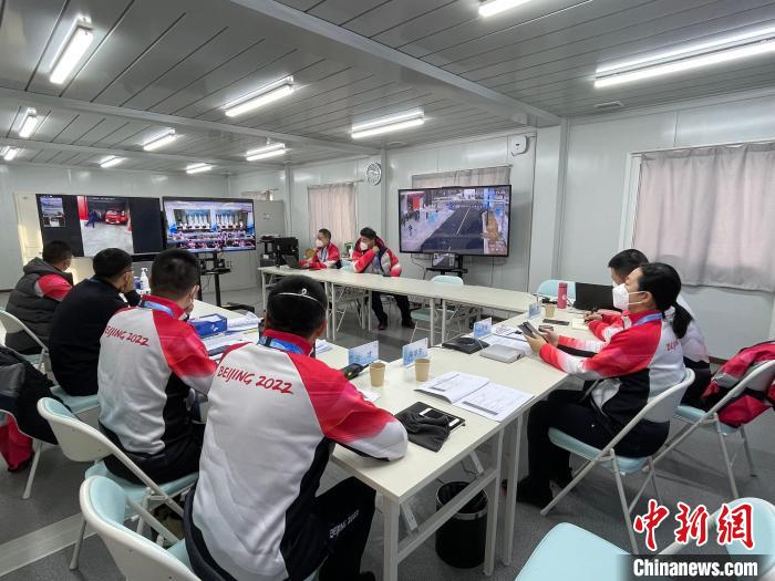 首鋼滑雪大跳臺(tái)26日組織開(kāi)展首次閉環(huán)內(nèi)外全要素實(shí)戰(zhàn)演練?！∈卒摶┐筇_(tái)場(chǎng)館運(yùn)行團(tuán)隊(duì)供圖