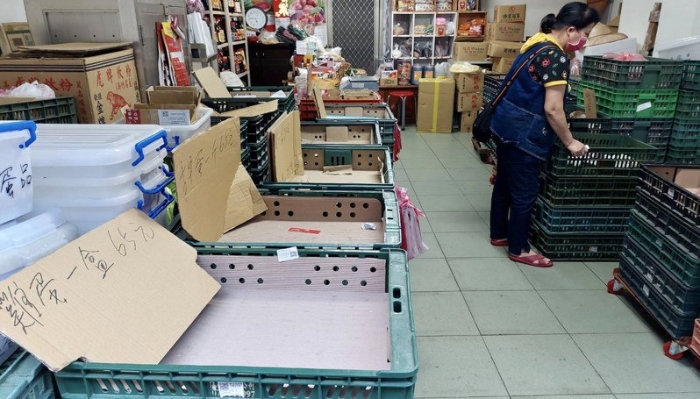 「蛋荒」持續(xù)，超市賣場、傳統(tǒng)蛋行的貨架都空，農(nóng)委會宣布將緊急從美國、澳洲進口因應(yīng)。記者林俊良／攝影