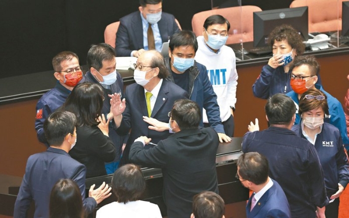 民進黨立委郭國文昨要求福食解禁的發(fā)言，引爆朝野衝突，一度卡住總預算，民進黨團總召柯建銘（圖中）出面鞠躬道歉後，才讓院會繼續(xù)進行。圖／聯(lián)合報系資料照片