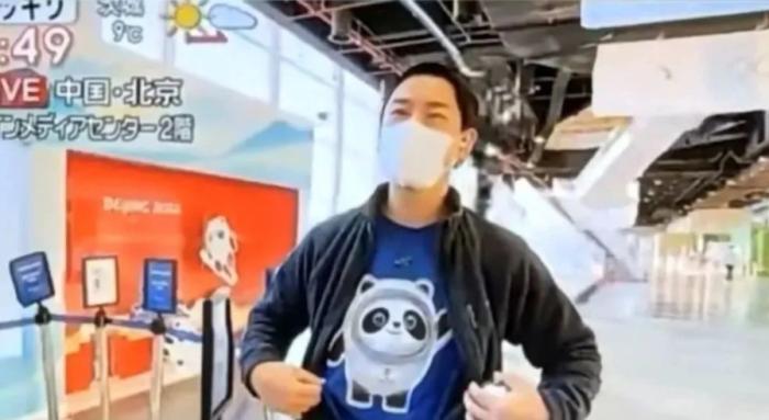 因喜愛冰墩墩而走紅的日本記者辻崗義堂。