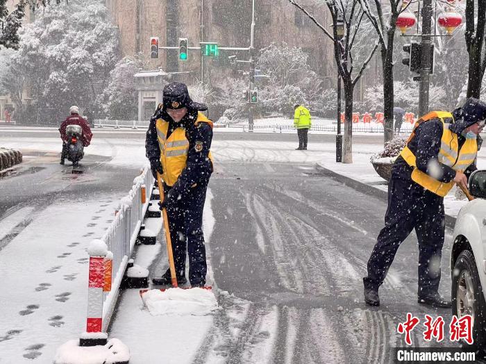 截至7日清晨6時，江蘇南京全市已經(jīng)出動人員2萬余人次，掃雪車輛、機(jī)械1395臺次，保障市民出行。　南京城管供圖