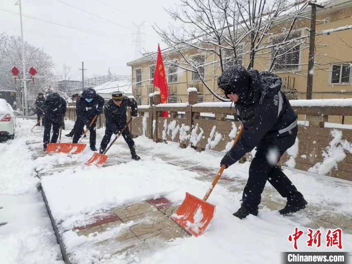 從7日凌晨至8日，江蘇南部等地局部地區(qū)迎來暴雪，最深積雪達(dá)6厘米以上?！∧暇┏枪芄﹫D