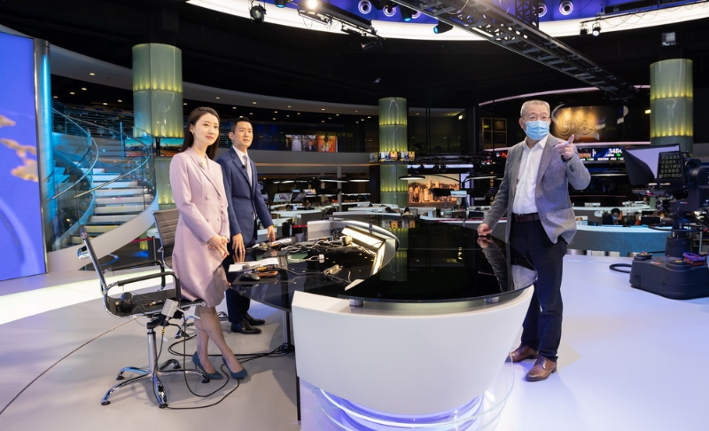 孫玉勝（臺(tái)右）與《鳳凰午間專列》主持人探討播出細(xì)節(jié)。 何建民 攝