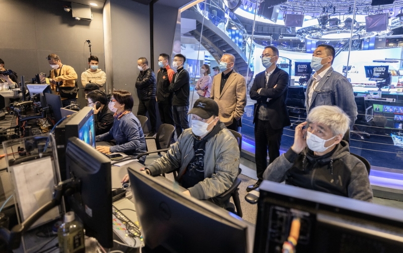 2022年元旦，徐威（后排中右）、孫玉勝（后排中左）在演播室的主控室視察改版首日情況。何建民 攝