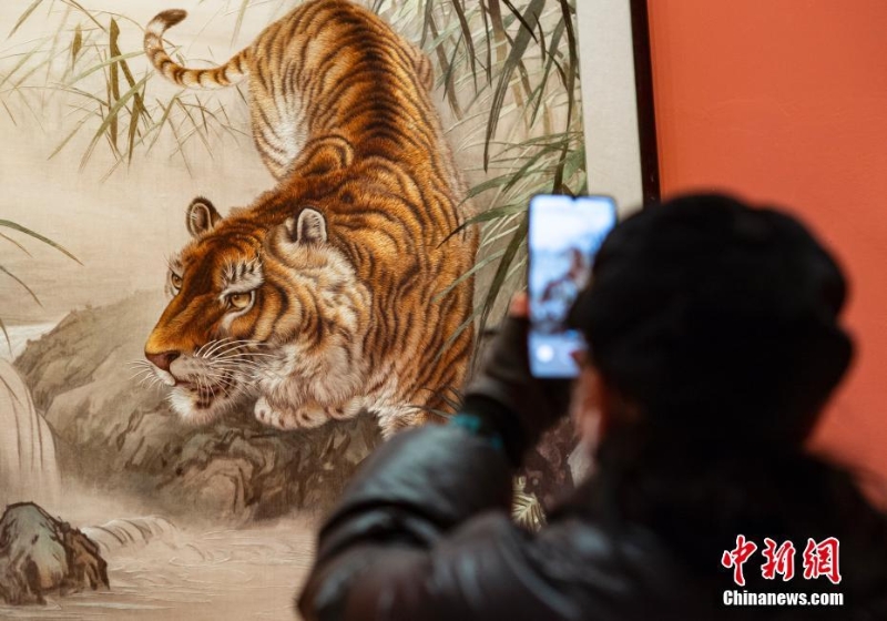 北京:虎年正月市民中國工美館觀“虎”