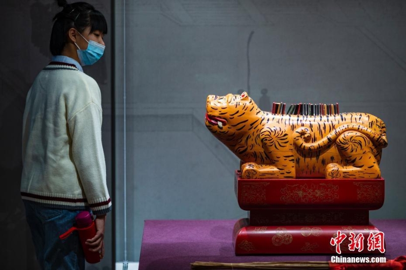 北京:虎年正月市民中國工美館觀“虎”