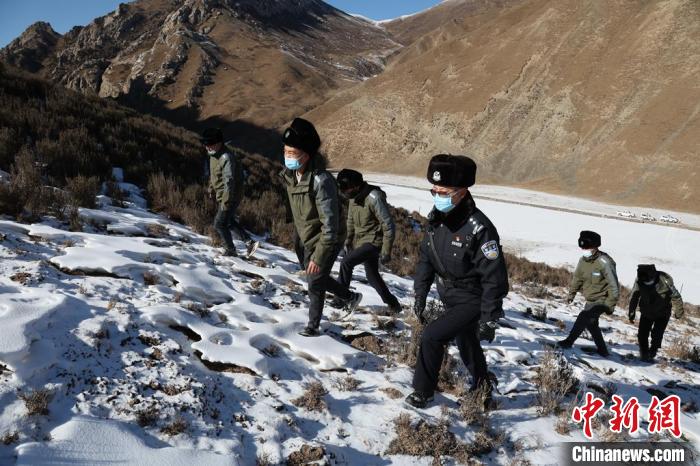 圖為仙米森林公安派出所的民警們與管護員們一同巡護。　李江寧 攝