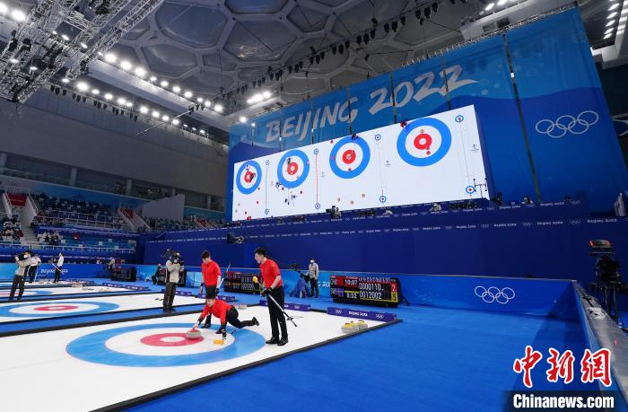 圖為9日晚冰壺男子循環(huán)賽：中國隊對陣瑞典隊?！?lt;a target='_blank' href='/'>中新社</a>記者 崔楠 攝