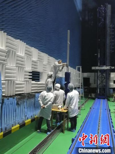 中科院空天院載荷研制團(tuán)隊測試人員在安裝雙星相位同步測試天線。　中科院空天院 供圖
