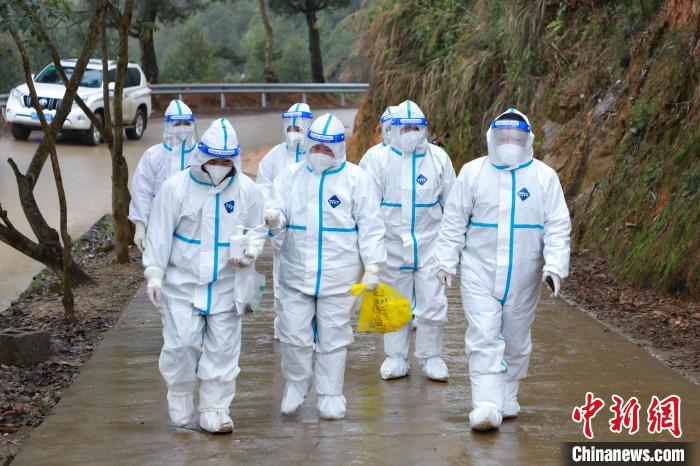 圖為醫(yī)護人員到德?？h隆桑鎮(zhèn)最偏僻的一個瑤族山村為一群特殊的民眾提供上門核酸采樣服務(wù)?！￡惽锵?攝