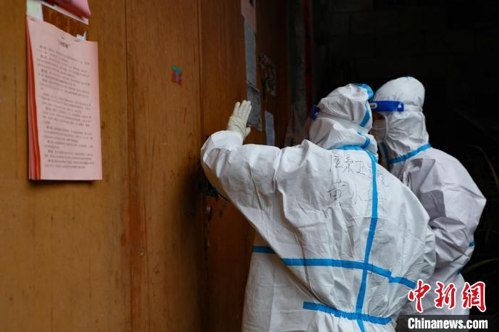 圖為醫(yī)護人員為特殊的民眾提供上門核酸采樣服務(wù)?！￡惽锵?攝