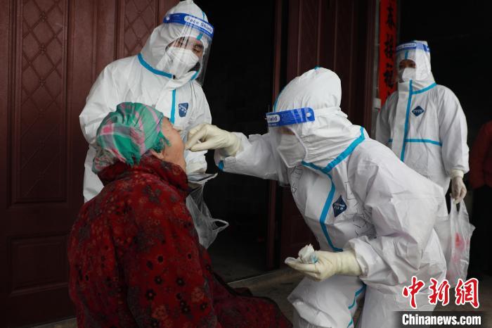 圖為醫(yī)護人員到德?？h隆桑鎮(zhèn)果甫村走訪，為特殊的民眾提供上門核酸采樣服務(wù)。