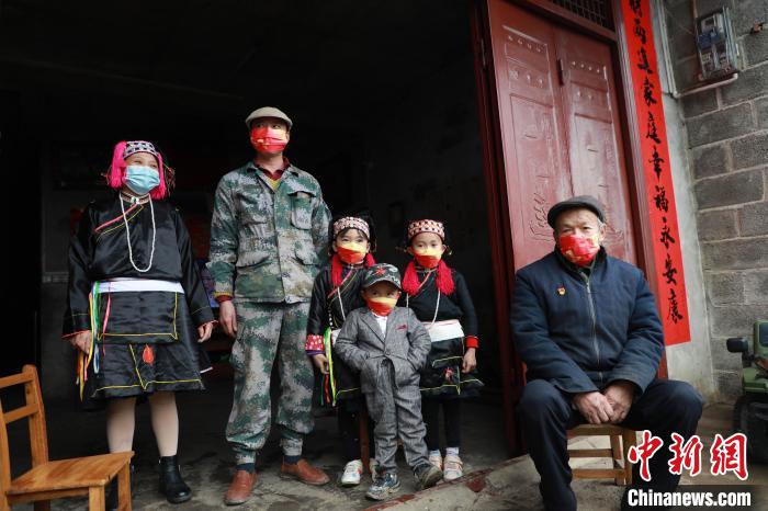 圖為80歲的瑤族老人韋美昌坐在家門前，靜靜等候醫(yī)護人員前來采樣?！￡惽锵?攝