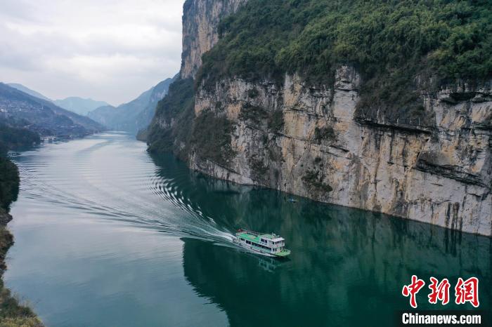 烏江龔灘古鎮(zhèn)段呈現(xiàn)出“一江碧水、兩岸青山”絕美的自然生態(tài)景觀，吸引游客紛至沓來。　邱洪斌 攝