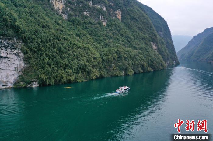 烏江龔灘古鎮(zhèn)段呈現(xiàn)出“一江碧水、兩岸青山”絕美的自然生態(tài)景觀?！∏窈楸?攝