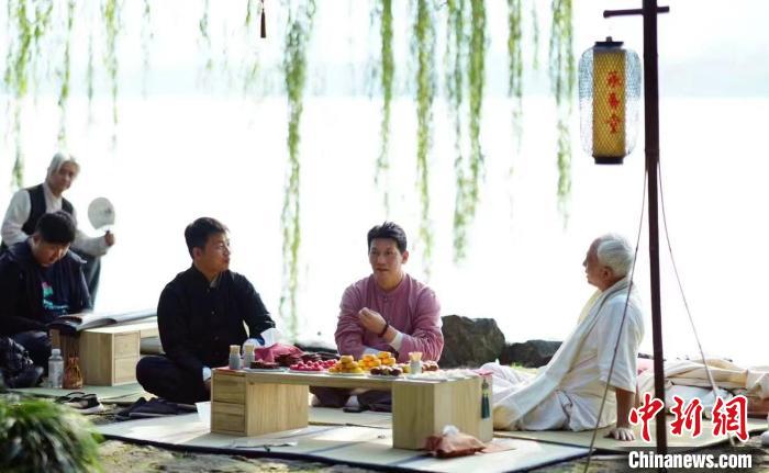 近日，臺(tái)北書院山長林谷芳受訪，談兩岸民間以視頻互致新春問候的現(xiàn)象。圖為林谷芳去年參與西湖雅集。　林谷芳先生供圖