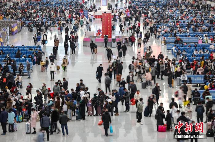 資料圖：貴陽北站的返程客流高峰。瞿宏倫 攝