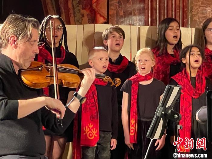 《聲聲慢》一曲加入比利時(shí)青少年合唱團(tuán)的合唱，更顯“中西合璧”之風(fēng)?！〉掠澜?攝