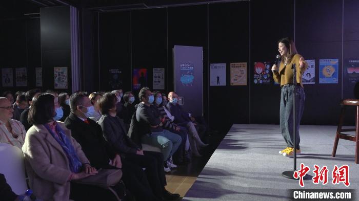 “脫口秀”演員以幽默詼諧的方式，講述中國(guó)文化故事?！】涤裾?攝