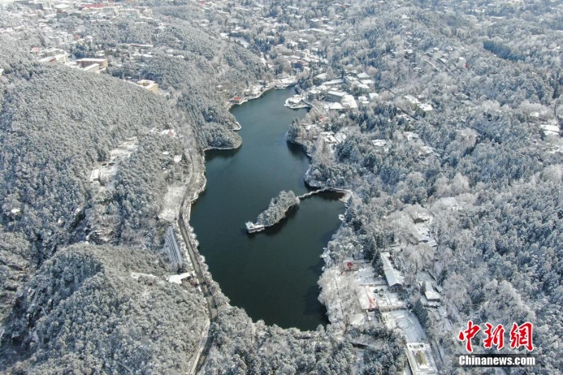 航拍江西廬山銀裝素裹 一派南國(guó)冰雪風(fēng)光