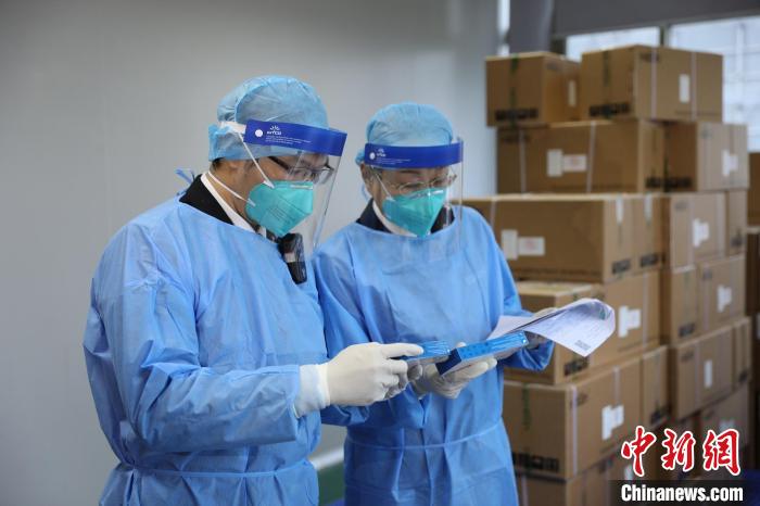 黃埔海關(guān)關(guān)員對一批供港新冠病毒檢測試劑盒進(jìn)行查驗 張海龍 攝