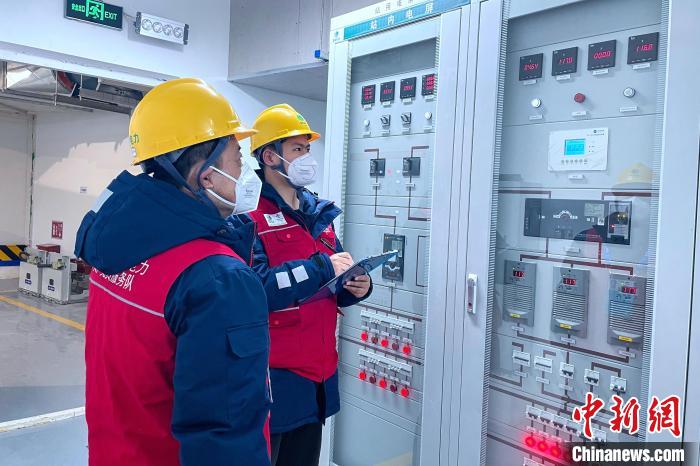 圖為北京冬(殘)奧村電力保障團(tuán)隊(duì)在北京冬(殘)奧村巡視電力設(shè)備運(yùn)行情況。　魏愛東 攝