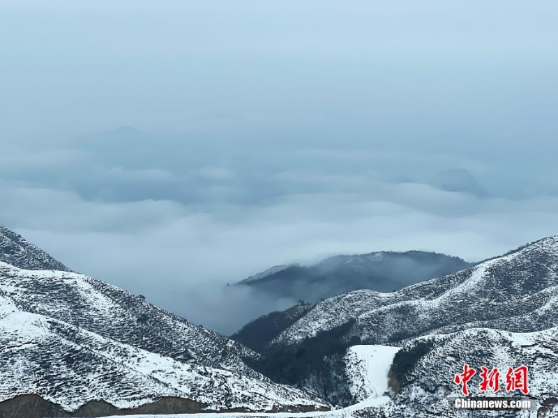 廣西摩天嶺出現雪嶺云海景觀