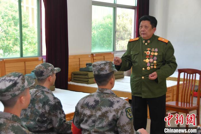 老英雄為“準新兵”講戰(zhàn)斗故事?！≌闹菔型艘圮娙耸聞站止﹫D
