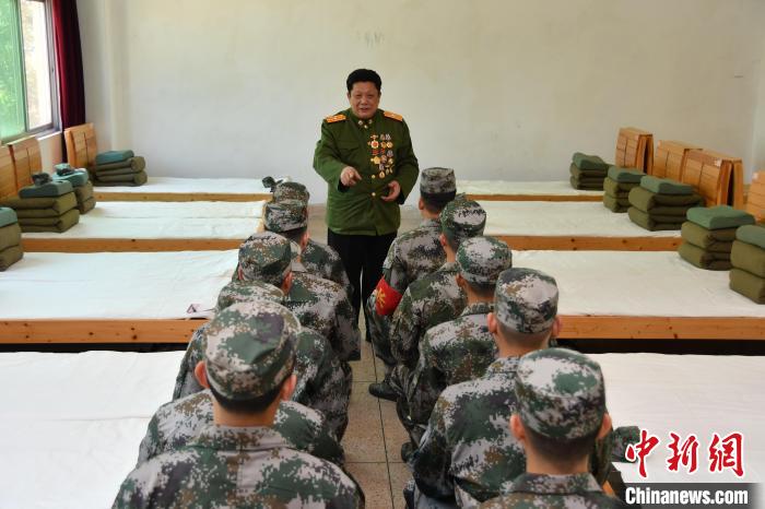 老英雄為“準新兵”講戰(zhàn)斗故事?！≌闹菔型艘圮娙耸聞站止﹫D