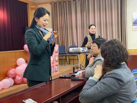 “女神節(jié)”來臨，濟(jì)南旅游學(xué)校以禮儀和美學(xué)課程服務(wù)駐地街道