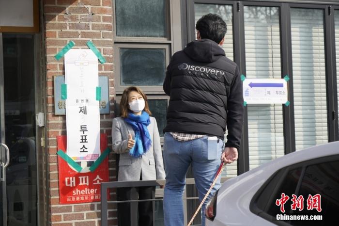 圖為首爾市鐘路區(qū)一投票站外，完成投票的選民拍照留念。 <a target='_blank' href='/'>中新社</a>記者 劉旭 攝