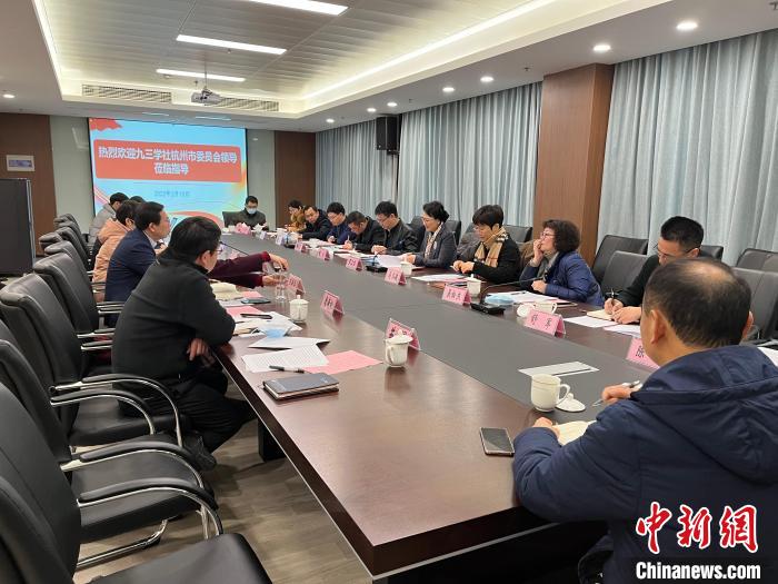 羅衛(wèi)紅調(diào)研“小哥”權(quán)益保護(hù)。　九三學(xué)社杭州市委會 供圖