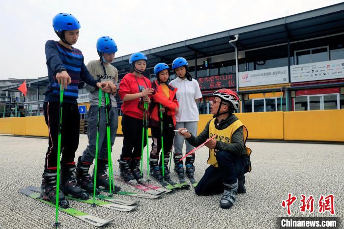 曹建用白色寫字板為隊員們講解技術(shù)要領。王磊 攝