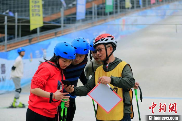 曹建為隊員們講解技術(shù)要領。王磊 攝