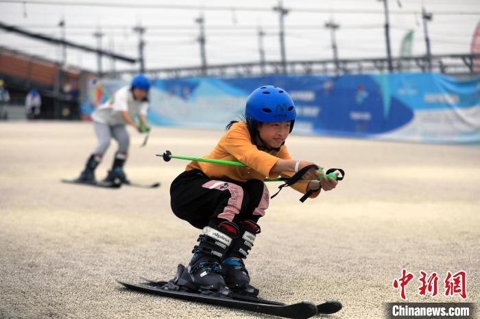 訓練中的滑雪隊員。王磊 攝