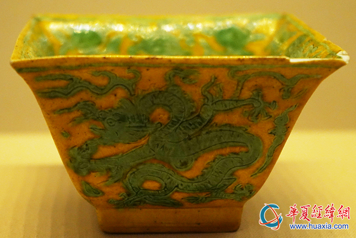 黃地綠彩云龍紋方斗杯 黃地綠彩云龍紋方斗杯