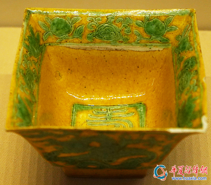 黃地綠彩云龍紋方斗杯1 黃地綠彩云龍紋方斗杯1