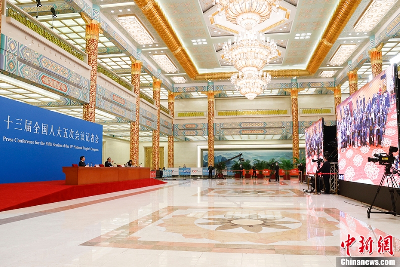 李克強(qiáng)總理出席記者會(huì)并回答中外記者提問(wèn)