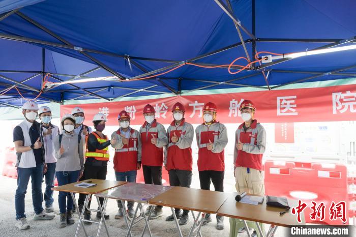 香港特區(qū)政府建筑署署長何永賢與建筑團(tuán)隊合影?！￡愑乐Z 攝